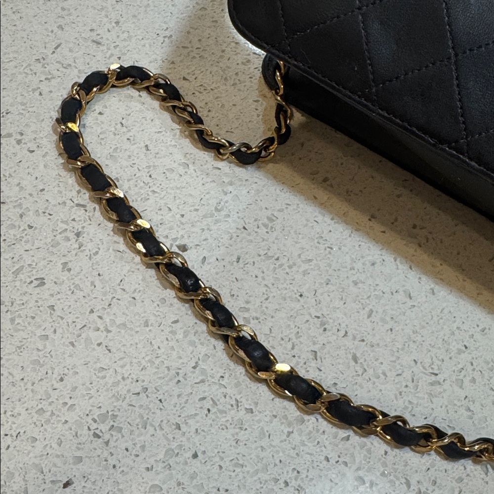 🛑 SOLD 🛑 Chanel Vintage Black Quilted Flap Shoulder Bag – Gold Chain Strap - Picture 17 of 17